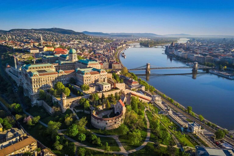 https://referenciadental.com/wp-content/uploads/2020/01/budapest-3-768x512.jpg